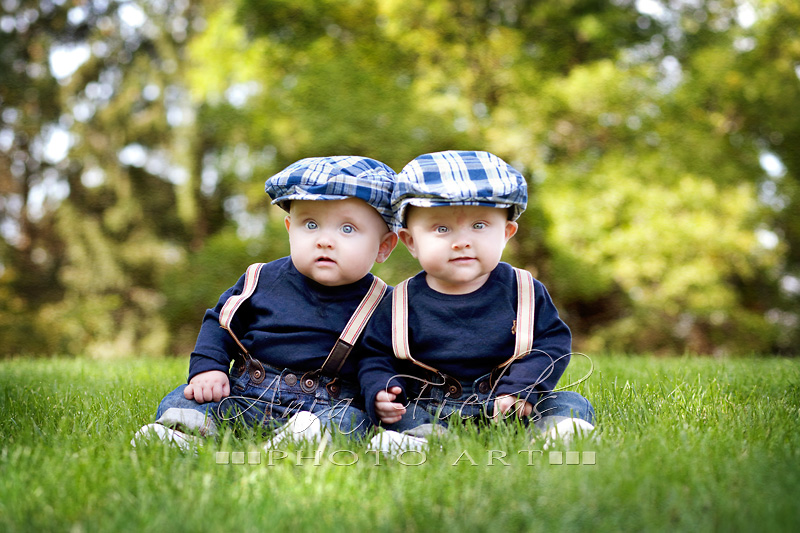 baby-twins-sitting