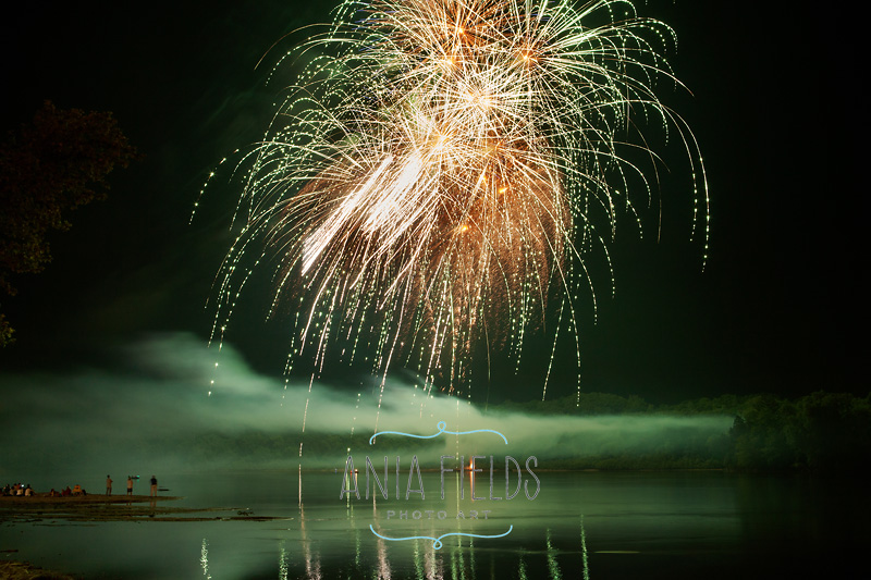 Sauk-City-fireworks-on-the-river